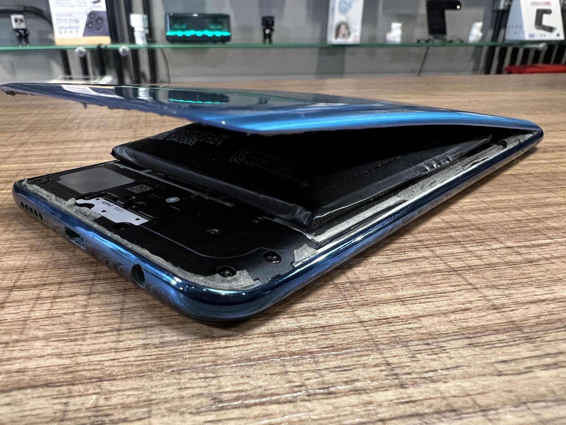 HUAWEI Y9過度充電造成電池爆漲