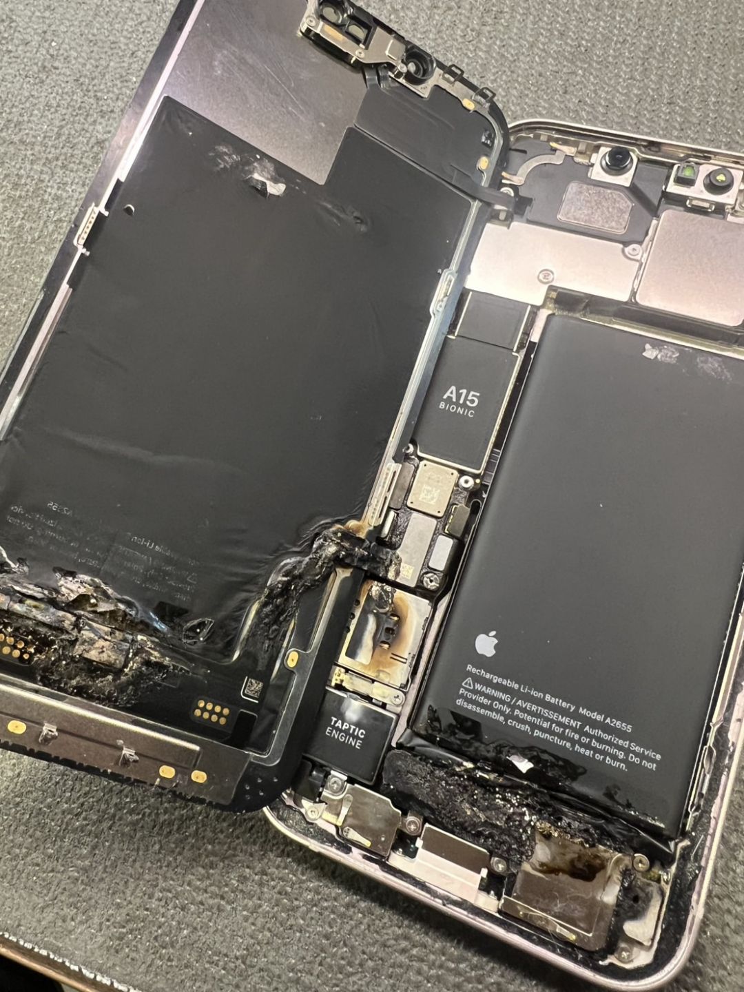 老闆iPhone 13手機燒焦起來快爆炸